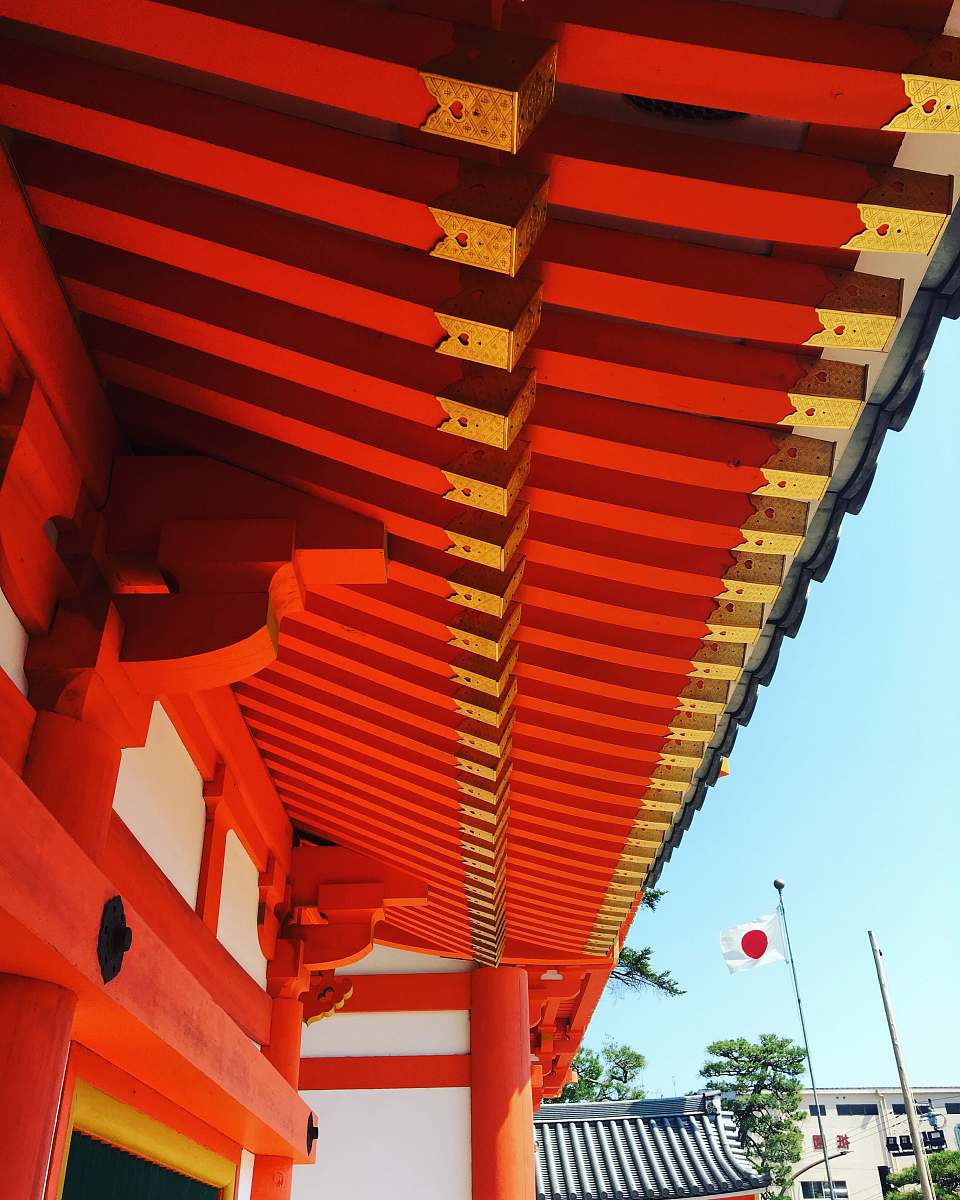yasaka shrine red wooden roof kyōto-shi